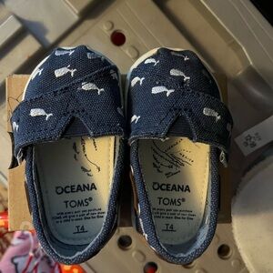 TOMS Bimini Navy Whale Embroidery Shoes